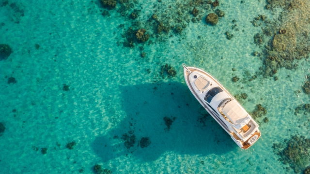 Bateau dans le lagon de l'île Maurice, une option pour profiter de la navigation et des activités nautiques.
