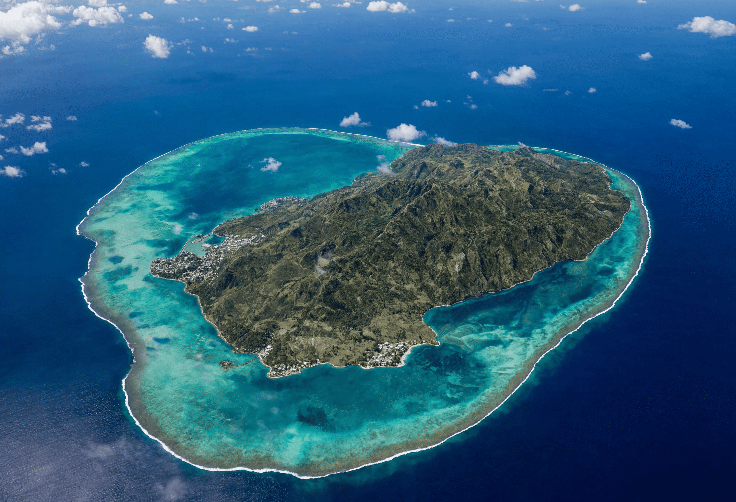 Paysage de Rodrigues avec lagon turquoise, collines verdoyantes et nature préservée de l’île sœur de Maurice.