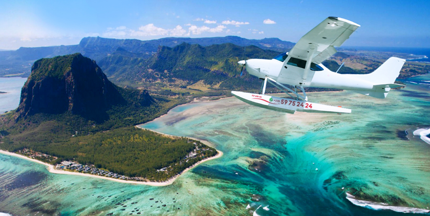 Hydravion survolant le lagon turquoise de l’île Maurice